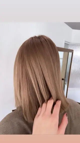 ミディアム AHNKISM所属・トレンドレイヤー/ 透明感カラーのヘアスタイル