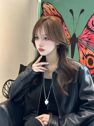 ロング レイヤーカット 透明感カラーのヘアスタイル