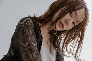 ミディアム カラー robe所属・ツジガキ ユウスケのヘアスタイル