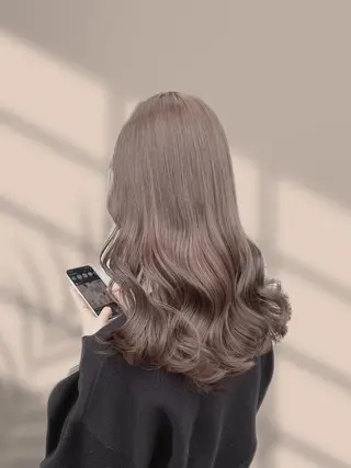 セミロング くすみミルクティー／ ブラウン🪡TOWAのヘアスタイル