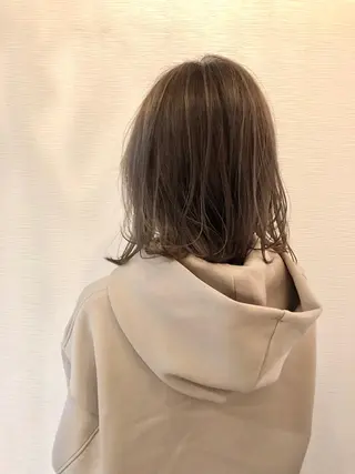 ミディアム カラー 平川 友希子のヘアスタイル