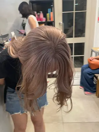 ロング カラー ミルクティー× グレージュMOMOのヘアスタイル