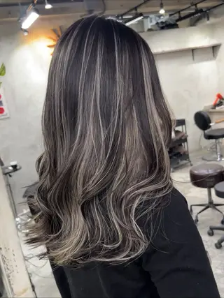 セミロング カラー apollo yokohama所属・バレイヤージュ横浜 ハイライトのヘアスタイル