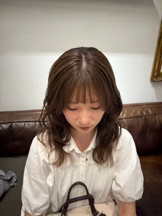 セミロング カラー ミルクティー× グレージュMOMOのヘアスタイル