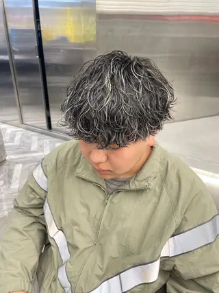 ショート カラー パーマ メンズ カラーモデル⚡️ REONのヘアスタイル