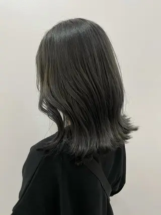 ミディアム カラー akane .のヘアスタイル