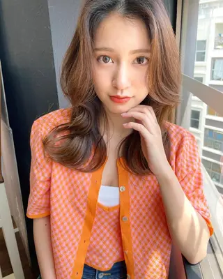 セミロング レイヤーカット、 大人可愛い　中村美羅のヘアスタイル