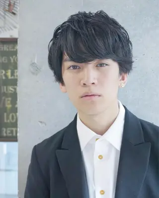 ショート パーマ メンズ 艶髪カラー 渡辺岳也のヘアスタイル