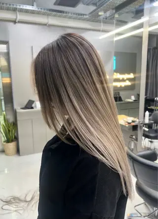 ロング 🫧バレイヤージュ/ ハイトーン/ミズキのヘアスタイル