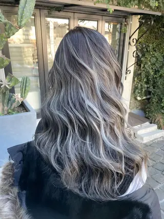 ロング 白いハイライト🤍 タナカリョウスケのヘアスタイル