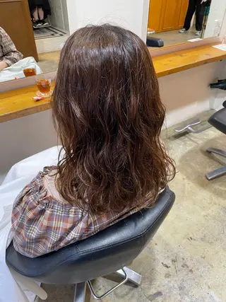 ミディアム パーマ MIOベージュカラー 柔らかいカラーのヘアスタイル