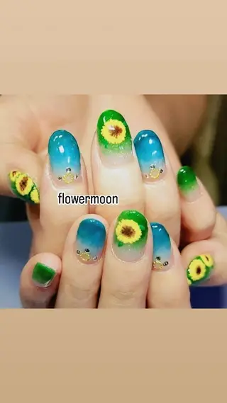 ネイル フラワー ムーンのネイルデザイン