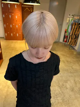 ショート ミルクティーベージュ outaのヘアスタイル