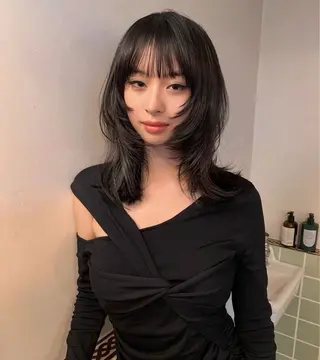 ミディアム 愛加パーマ・レイヤー ・ピンクカラーのヘアスタイル