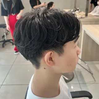 ショート パーマ メンズ 巖本 真希のヘアスタイル