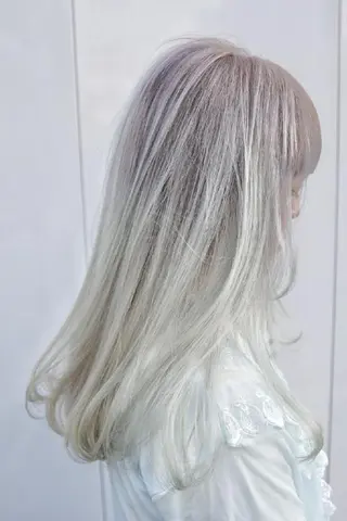 セミロング カラー 艶髪✨ハイトーン ✨ホワイト✨北宗一郎のヘアスタイル