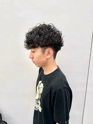 ミディアム パーマ ヘアアレンジ メンズ 顔まわりカット の達人のヘアスタイル