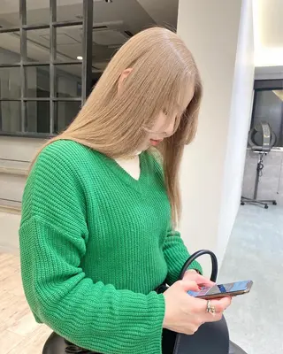 ロング カラー ヘアアレンジ 🌷FUKA🌷 まろやかハイトーンのヘアスタイル