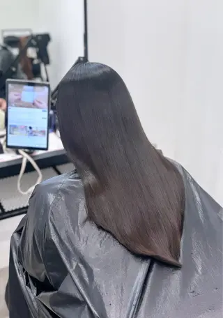 カラー 岸田 瑠美のヘアスタイル