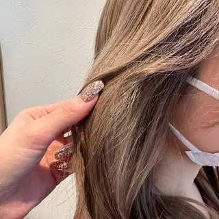 セミロング 店長ハイトーンカラー 柞山史奈のヘアスタイル