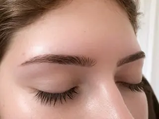アイブロウ Eyelash Salon Glück所属・佐久間 春菜のマツエク・マツパデザイン