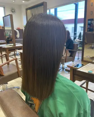 セミロング カラー HIKARI🐈‍⬛ レイヤー×デザインのヘアスタイル