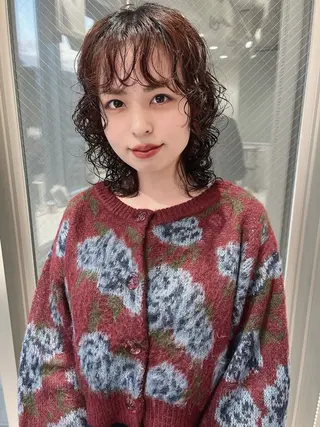 ミディアム カラー パーマ ウルフカット／吉村 桃子のヘアスタイル