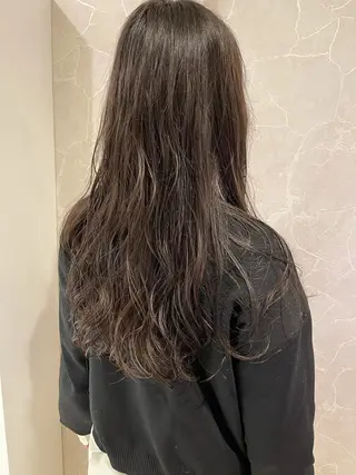 ロング パーマ 濱田輝レイヤー 韓国風 ハイトーンのヘアスタイル