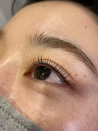 マツエク・マツパ cure所属・井上 真里奈のヘアスタイル