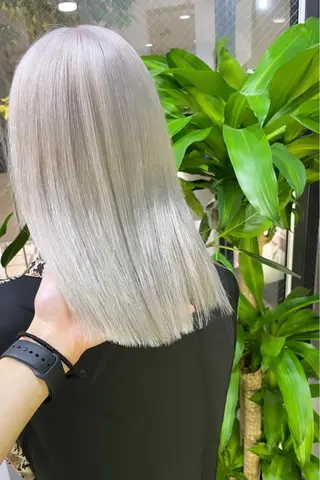 ミディアム 有人/バレイヤージュ /シャドールーツのヘアスタイル