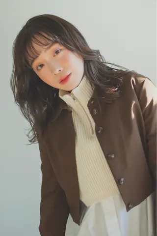 ミディアム カラー Le'a銀座所属・前髪/顔周り /レイヤー/秋山 元のヘアスタイル