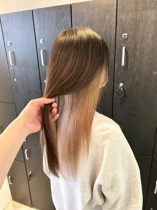 セミロング 縮毛矯正🐼暖色 根本侑季のヘアスタイル