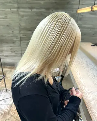 ミディアム 抜きっぱなしブロンド ササキカズマのヘアスタイル