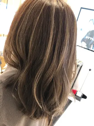 セミロング カラー ブリーチ無し白髪ぼか し/艶髪/津嘉山のヘアスタイル