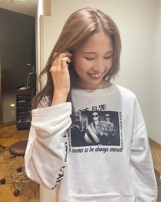 セミロング あやか/ベージュ /透け感カラーのヘアスタイル