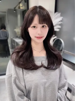ロング Qin原宿店所属・葵 韓国オタク美容師 レイヤーカットのヘアスタイル