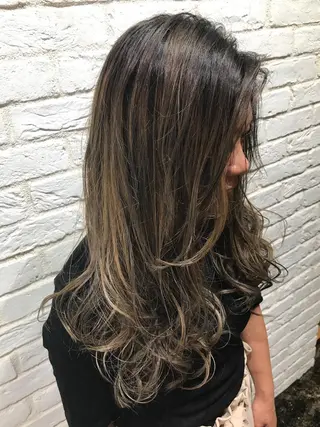 ロング カラー UMEDA FIGAROのヘアスタイル