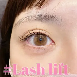 ミディアム カラー ネイル マツエク・マツパ アイブロウ GO TODAY SHAiRE SALON 新宿Ciel店所属・似合わせまつ毛🫧 さくら🌸のマツエク・マツパデザイン