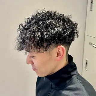 ミディアム パーマ ヘアアレンジ メンズ 顔まわりカット の達人のヘアスタイル