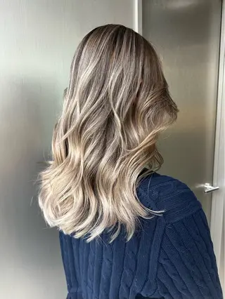 ロング 🫧バレイヤージュ/ ハイトーン/ミズキのヘアスタイル