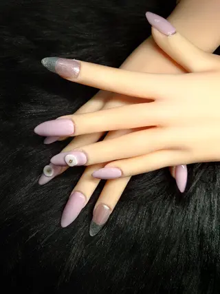 ネイル White  Se7enのネイルデザイン