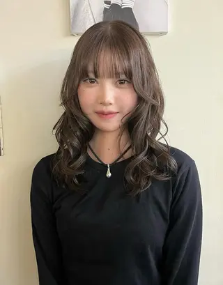 ミディアム カラー 🎀抜け感カール+透 明感カラー🎀ミカゼのヘアスタイル