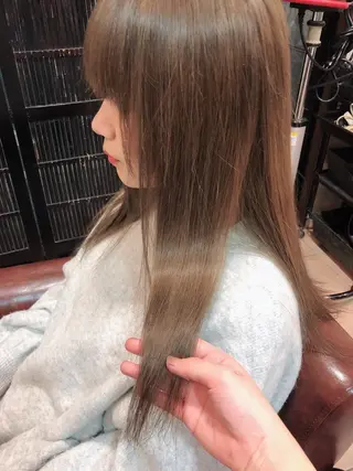 ロング カラー 中東 真子のヘアスタイル
