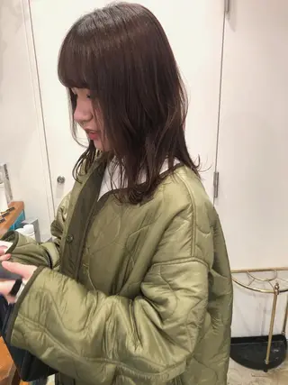 ミディアム MIOベージュカラー 柔らかいカラーのヘアスタイル