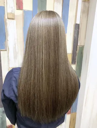 セミロング 嶋村夏実🌼レイヤー 🌸白髪ぼかしのヘアスタイル