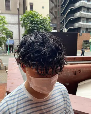 パーマ メンズ 三ノ宮フェザーパーマ 蕃本 啓利のヘアスタイル
