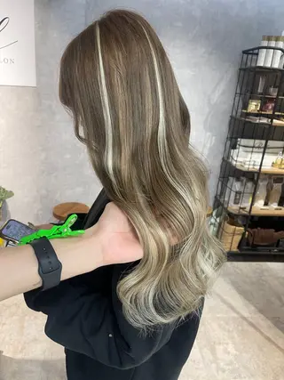 ロング カラー オフホワイトアンドなんば所属・福西 洋斗のヘアスタイル