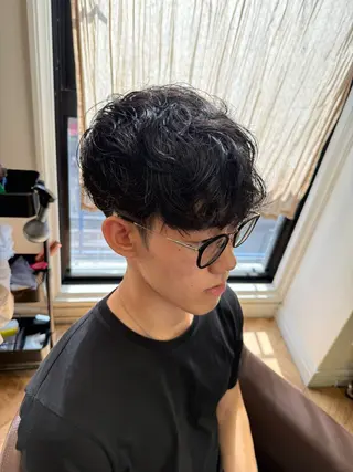 ショート パーマ メンズ 溝口 槙里也のヘアスタイル