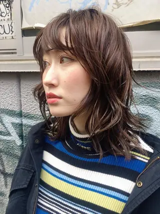 ミディアム カラー ウルフカット／吉村 桃子のヘアスタイル