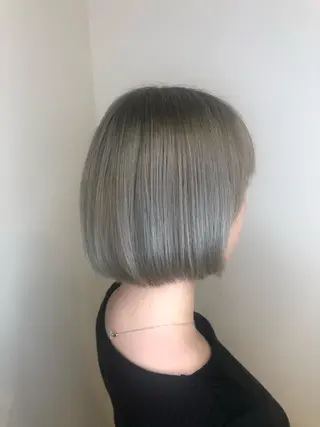 ミディアム カラー ウルフカット／吉村 桃子のヘアスタイル